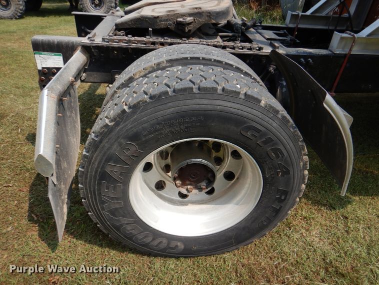 image for item IR9025 2006 Freightliner Business Class M2  semi truck