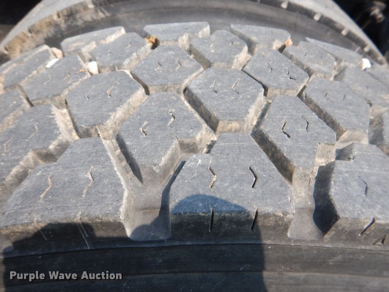 image for item IR9025 2006 Freightliner Business Class M2  semi truck