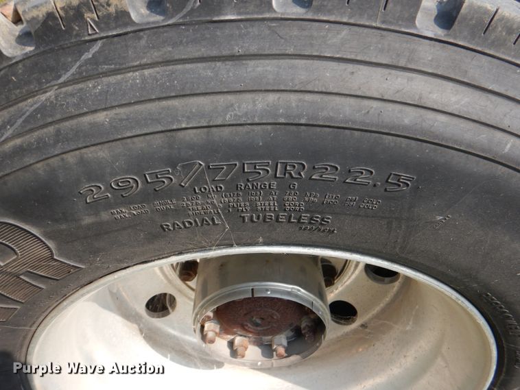 image for item IR9025 2006 Freightliner Business Class M2  semi truck