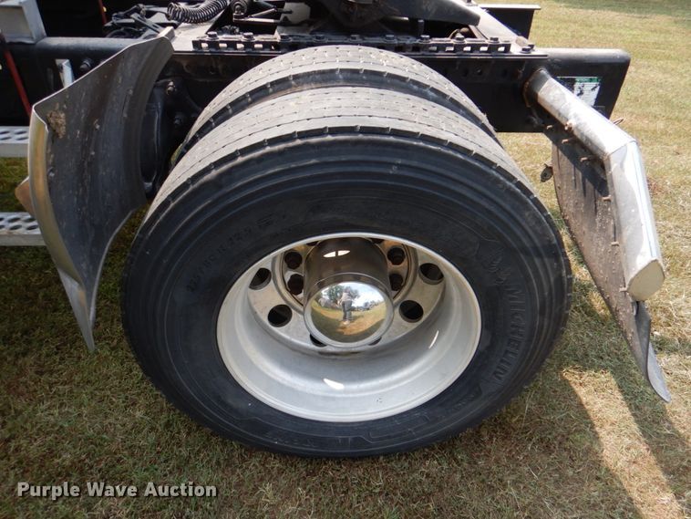 image for item IR9025 2006 Freightliner Business Class M2  semi truck