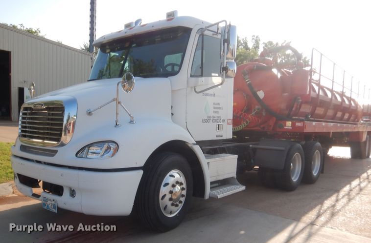 image for item IT9709 2004 Freightliner Columbia  semi truck