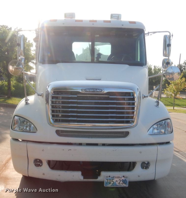 image for item IT9709 2004 Freightliner Columbia  semi truck