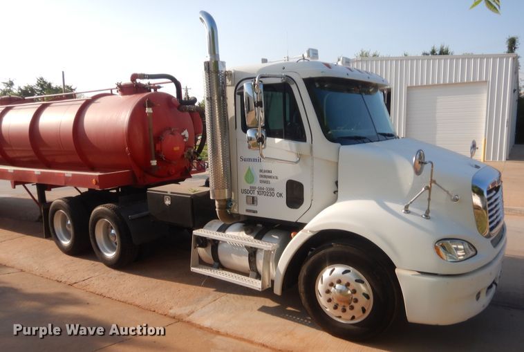 image for item IT9709 2004 Freightliner Columbia  semi truck