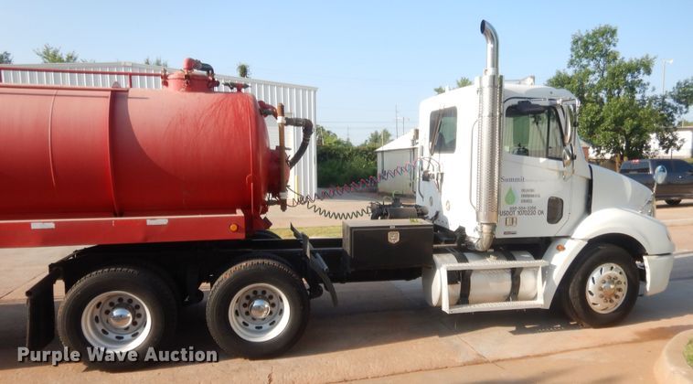 image for item IT9709 2004 Freightliner Columbia  semi truck