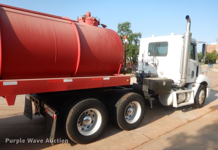 image for item IT9709 2004 Freightliner Columbia  semi truck