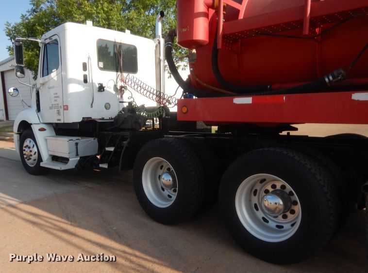 image for item IT9709 2004 Freightliner Columbia  semi truck