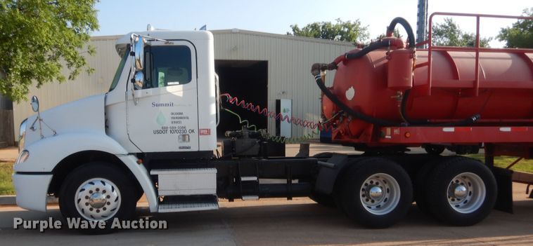 image for item IT9709 2004 Freightliner Columbia  semi truck