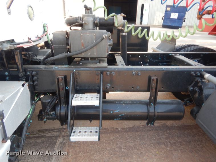 image for item IT9709 2004 Freightliner Columbia  semi truck