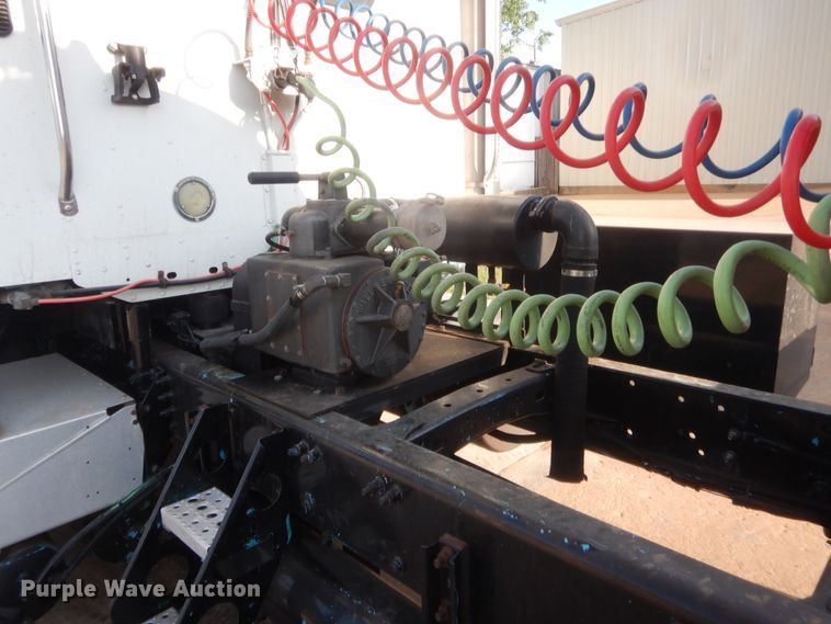 image for item IT9709 2004 Freightliner Columbia  semi truck