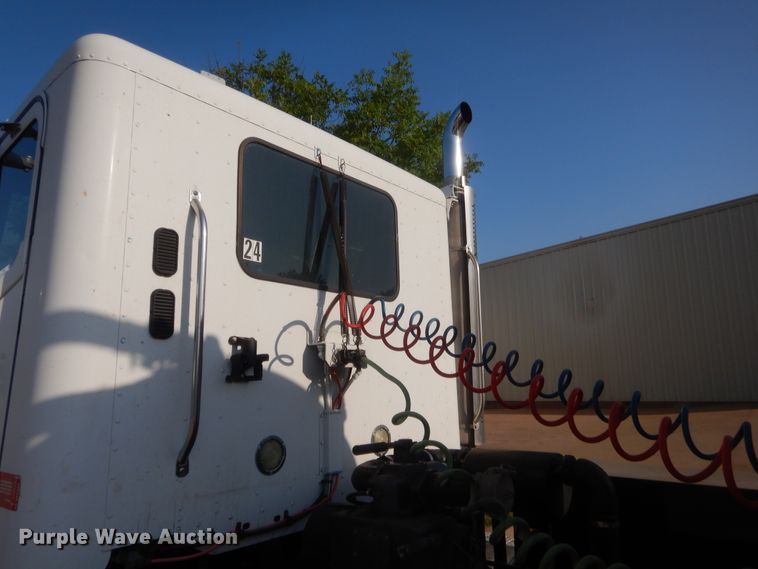 image for item IT9709 2004 Freightliner Columbia  semi truck