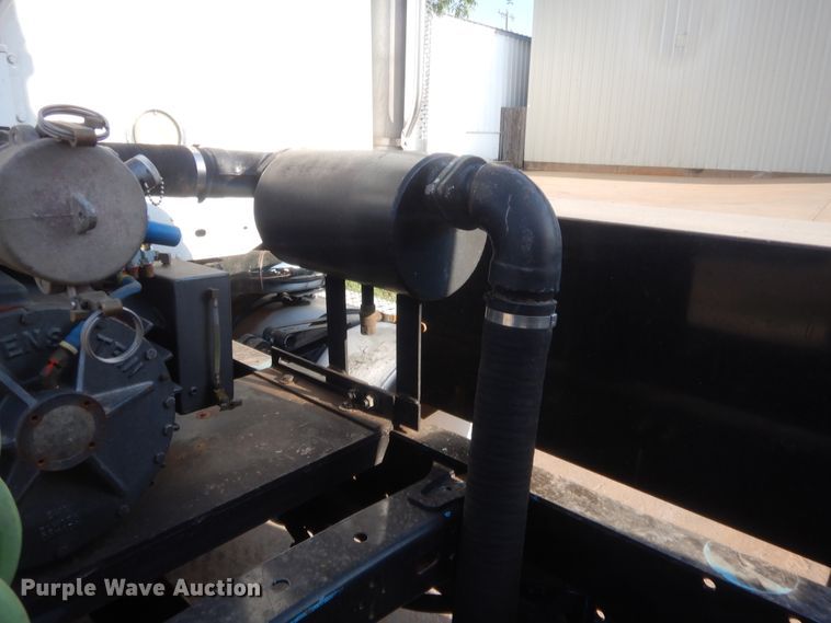 image for item IT9709 2004 Freightliner Columbia  semi truck