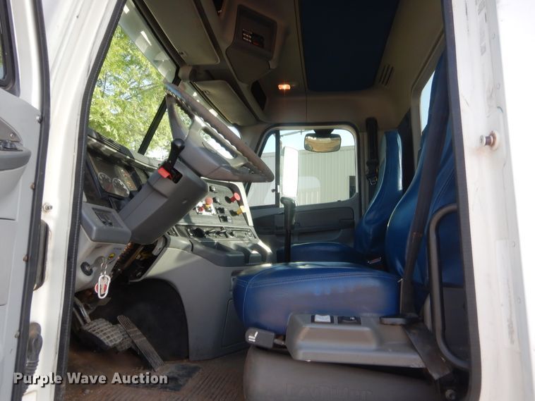 image for item IT9709 2004 Freightliner Columbia  semi truck