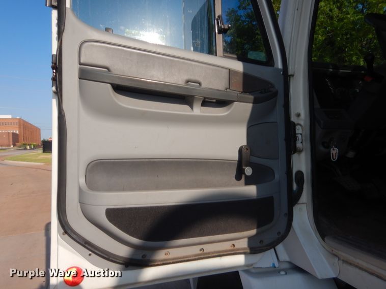 image for item IT9709 2004 Freightliner Columbia  semi truck