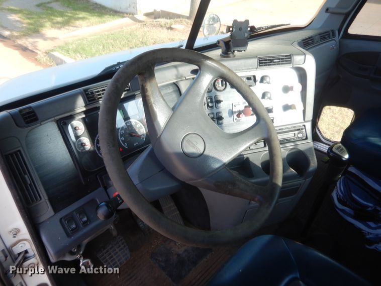 image for item IT9709 2004 Freightliner Columbia  semi truck