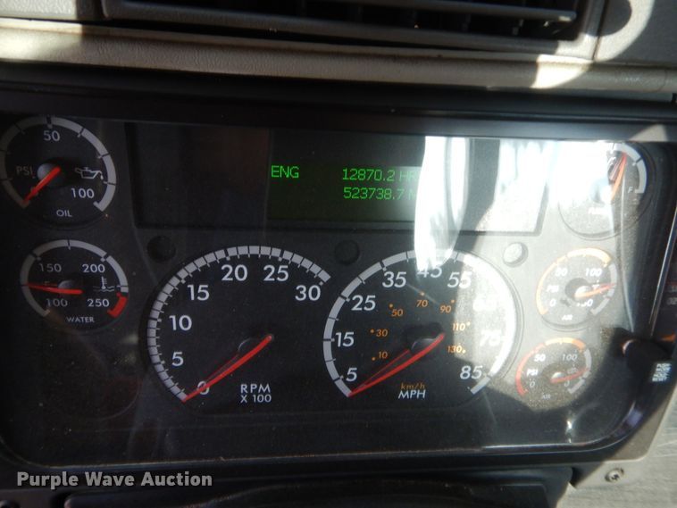 image for item IT9709 2004 Freightliner Columbia  semi truck