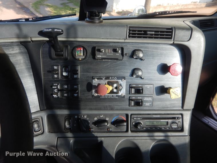 image for item IT9709 2004 Freightliner Columbia  semi truck