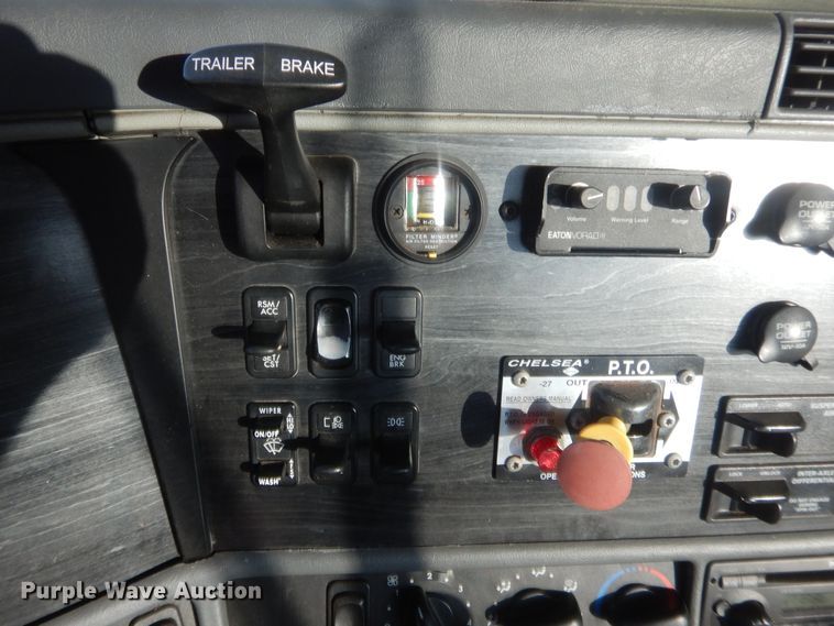 image for item IT9709 2004 Freightliner Columbia  semi truck