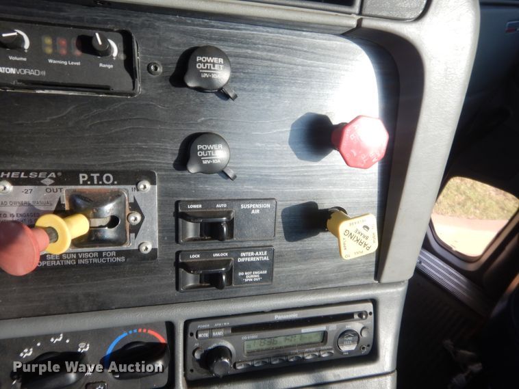 image for item IT9709 2004 Freightliner Columbia  semi truck