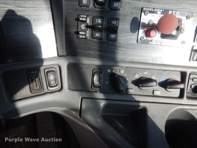 image for item IT9709 2004 Freightliner Columbia  semi truck