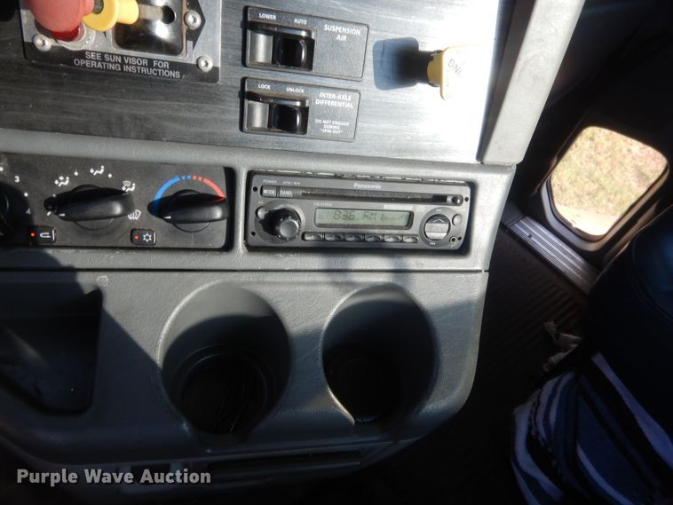 image for item IT9709 2004 Freightliner Columbia  semi truck