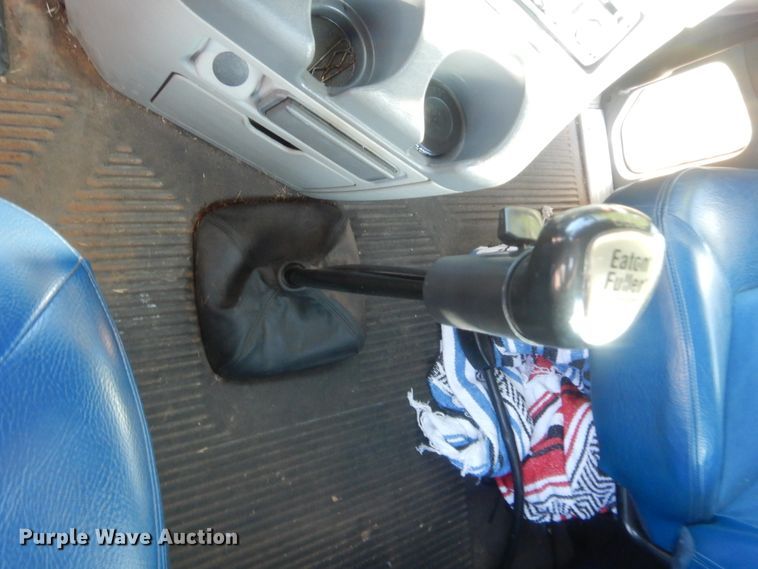 image for item IT9709 2004 Freightliner Columbia  semi truck