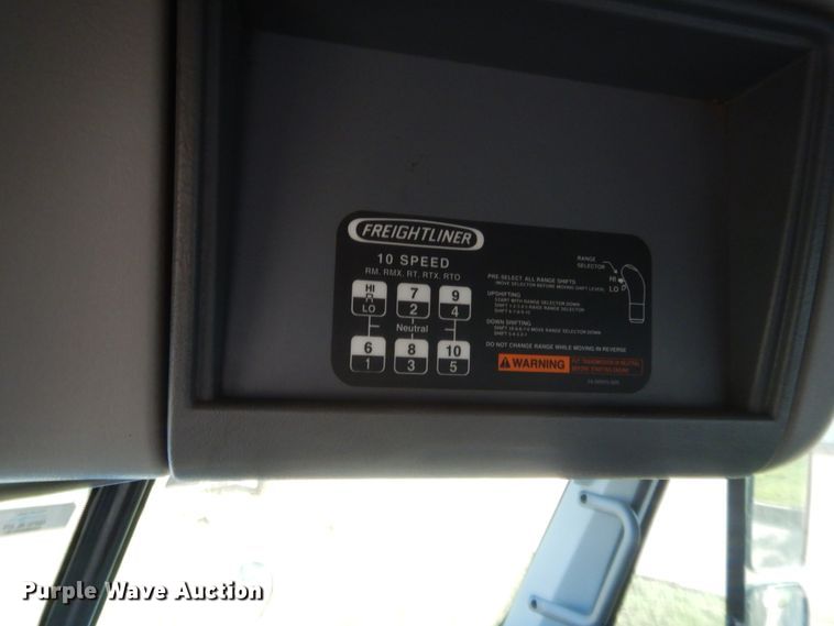 image for item IT9709 2004 Freightliner Columbia  semi truck