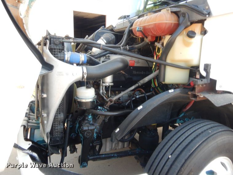 image for item IT9709 2004 Freightliner Columbia  semi truck