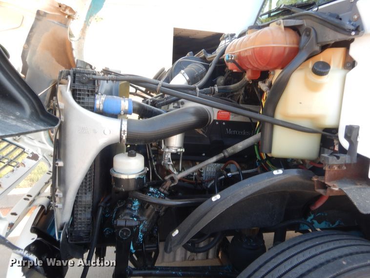 image for item IT9709 2004 Freightliner Columbia  semi truck