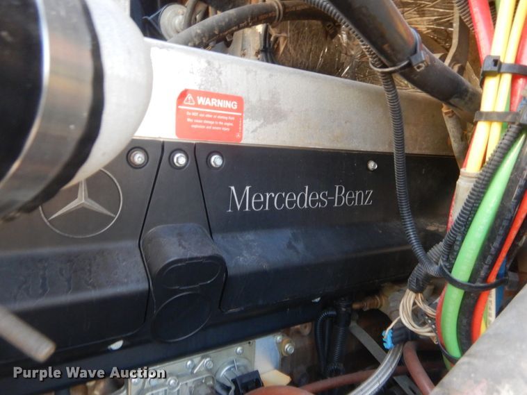 image for item IT9709 2004 Freightliner Columbia  semi truck