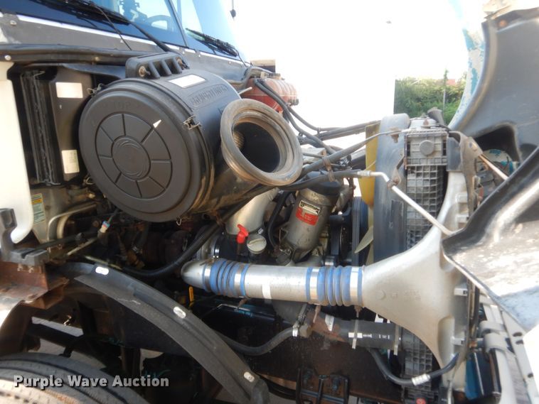 image for item IT9709 2004 Freightliner Columbia  semi truck