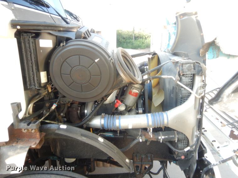 image for item IT9709 2004 Freightliner Columbia  semi truck