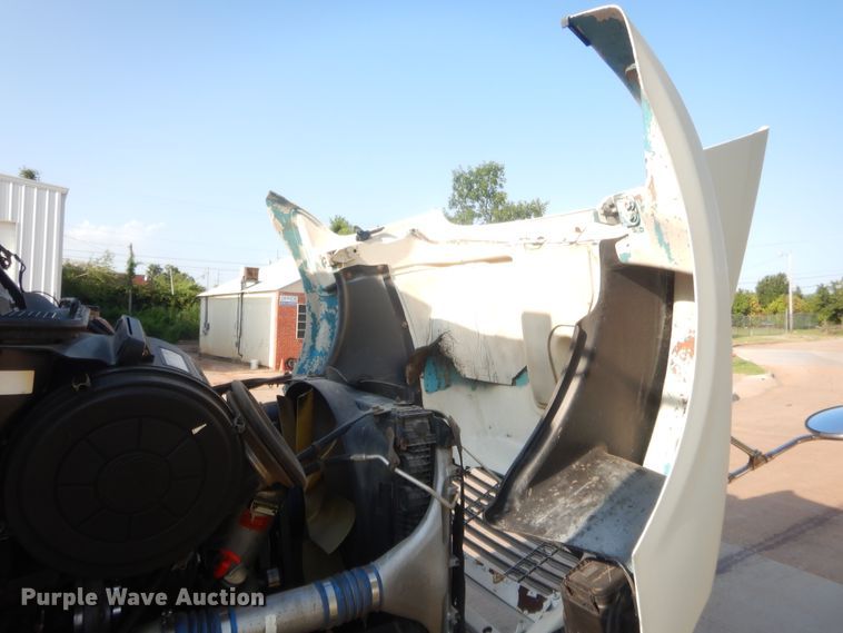 image for item IT9709 2004 Freightliner Columbia  semi truck