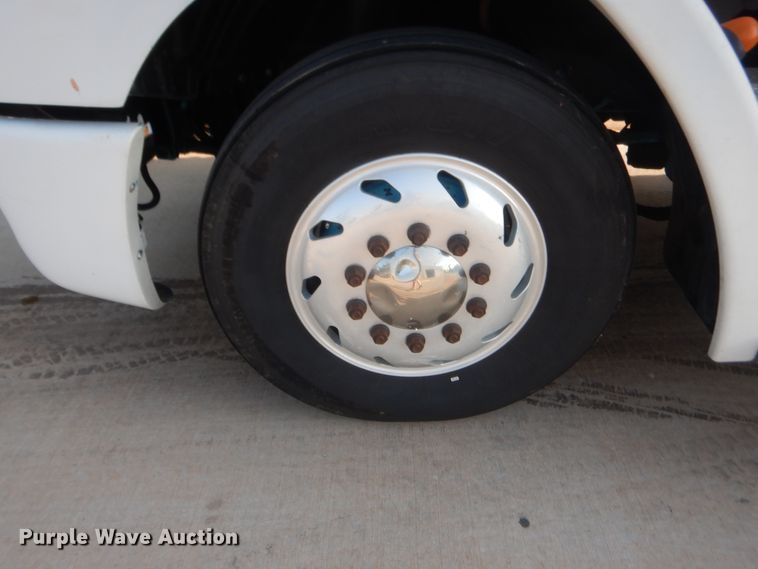 image for item IT9709 2004 Freightliner Columbia  semi truck