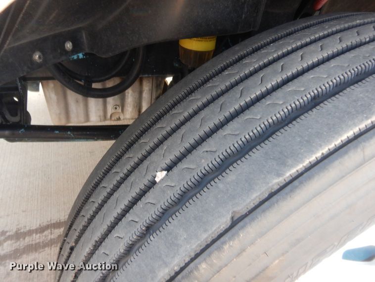 image for item IT9709 2004 Freightliner Columbia  semi truck