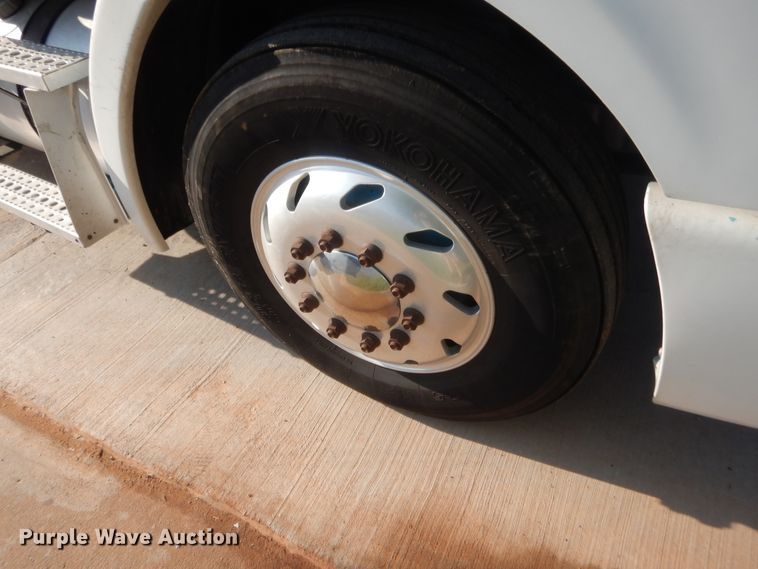 image for item IT9709 2004 Freightliner Columbia  semi truck