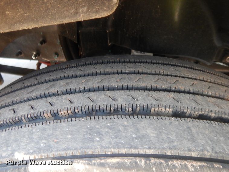 image for item IT9709 2004 Freightliner Columbia  semi truck