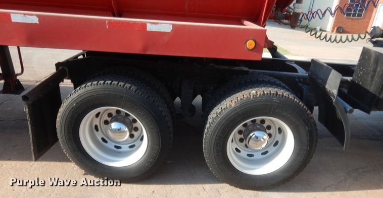 image for item IT9709 2004 Freightliner Columbia  semi truck