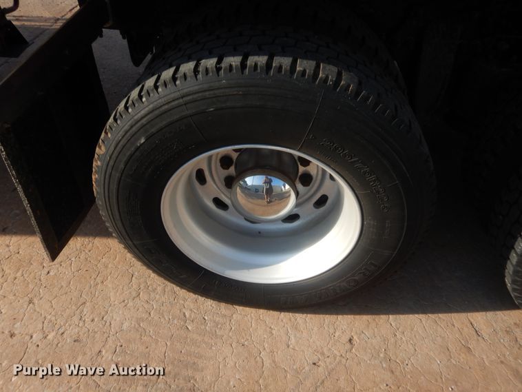 image for item IT9709 2004 Freightliner Columbia  semi truck