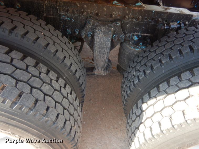 image for item IT9709 2004 Freightliner Columbia  semi truck