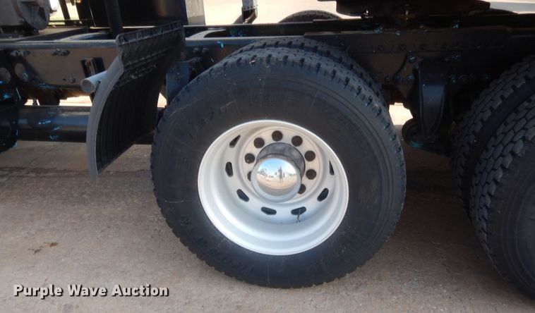 image for item IT9709 2004 Freightliner Columbia  semi truck