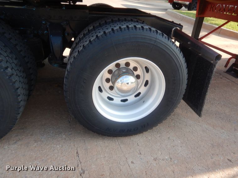 image for item IT9709 2004 Freightliner Columbia  semi truck