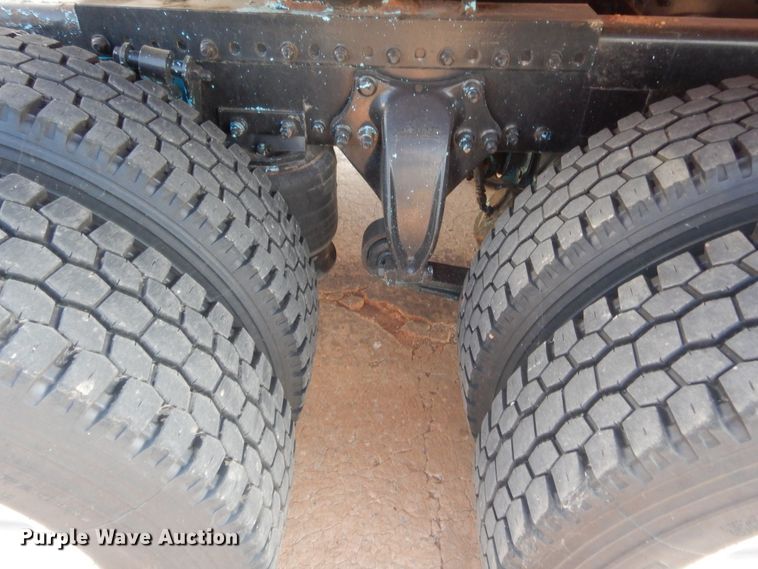 image for item IT9709 2004 Freightliner Columbia  semi truck