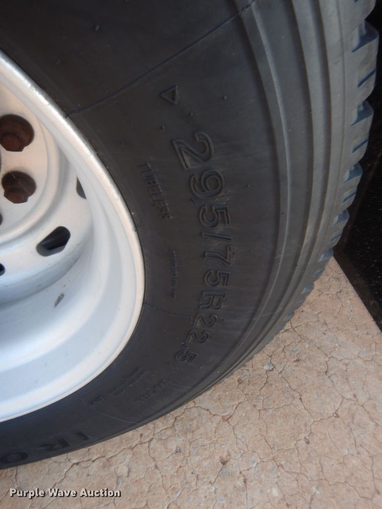 image for item IT9709 2004 Freightliner Columbia  semi truck