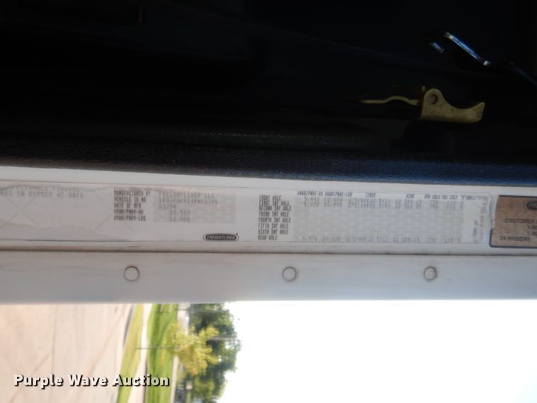 image for item IT9709 2004 Freightliner Columbia  semi truck