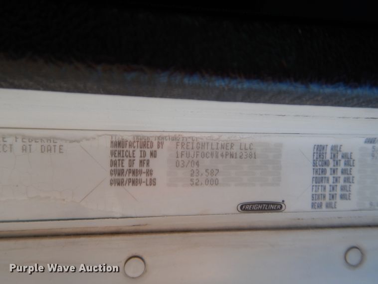 image for item IT9709 2004 Freightliner Columbia  semi truck