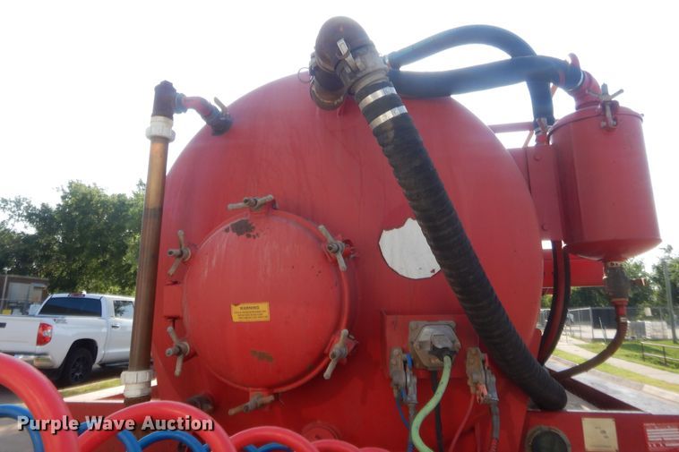 image for item IT9710 2011 Troxell  tank trailer