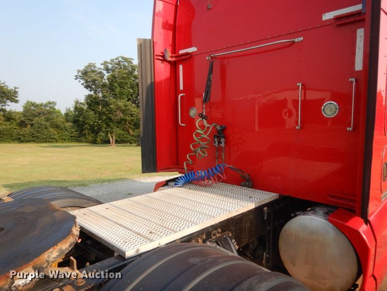 image for item IT9741 2013 Kenworth T660  semi truck