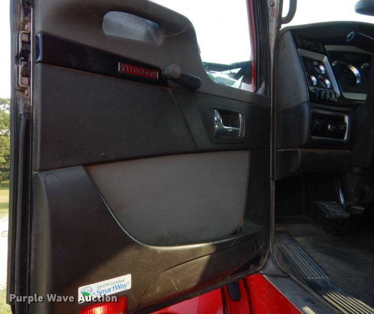 image for item IT9741 2013 Kenworth T660  semi truck