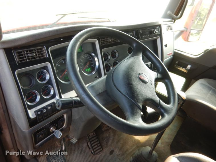 image for item IT9741 2013 Kenworth T660  semi truck