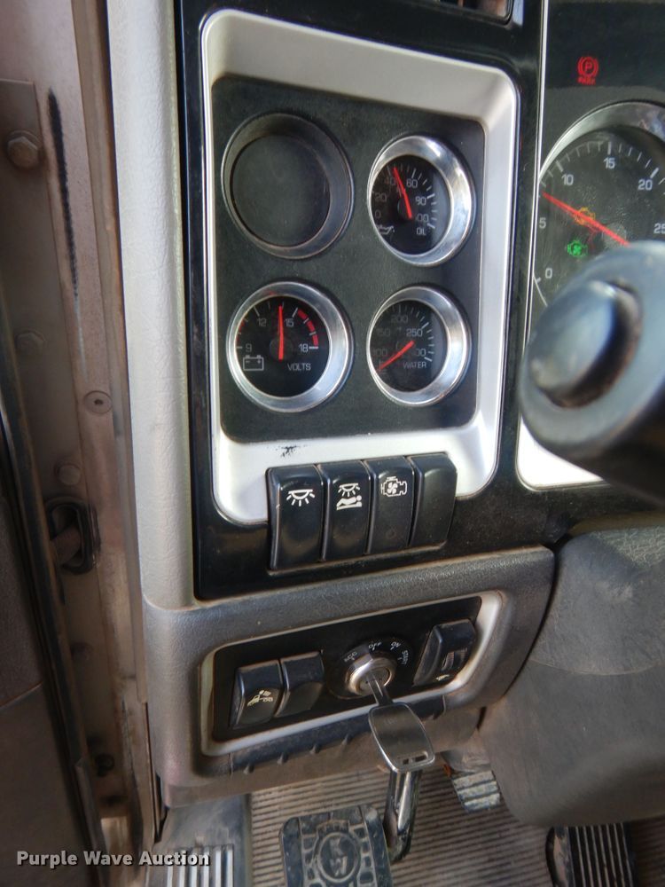 image for item IT9741 2013 Kenworth T660  semi truck